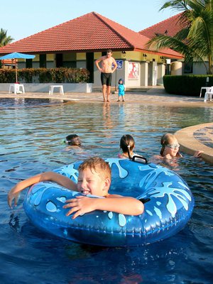 Tatu Lämsä viihtyi Bali Residencen uima-altaalla Mae Phimissä.