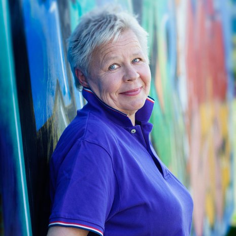 Ulla Tapaninen juhlii 40-vuotistaiteilijajuhlaansa Lava-ammuntaa V -esityksellään.