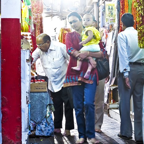 Hindutemppeleihin viedään uhrilahjoja: ruokia, kukkia ja suitsukkeita.