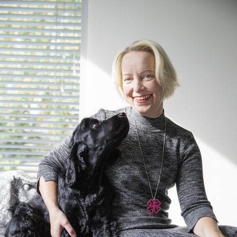 – Lurppa sai minut liikkeelle silloinkin, kun en olisi jaksanut. Öisin se käperyi kaljua päälakeani vasten, muistelee Riikka Näkki.