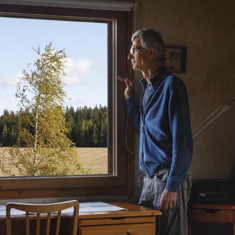 – Ennen pellon takana oli avoin hakamaa, josta poimin ahomansikoita, Hannu kertoo.