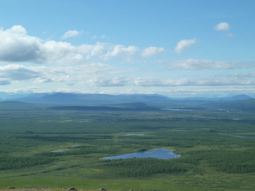 Tuntureita, metsiä ja järviä löytyy lähistöltä silmänkantamattomiin.