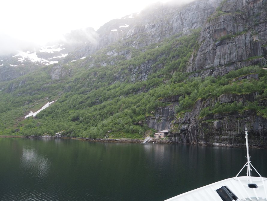 Hurtigruten-laivat eivät käy joka kerta Trollfjordenissa (joka on Lofooteilla,ei suinkaan Trollstigenin lähellä). Nyt sinne päästiin. Laivan molemmin puolin kohosi korkea vuorenseinämä. Vuonossa oli todella kylmä, veikkaan, että vain muutama plusaste.