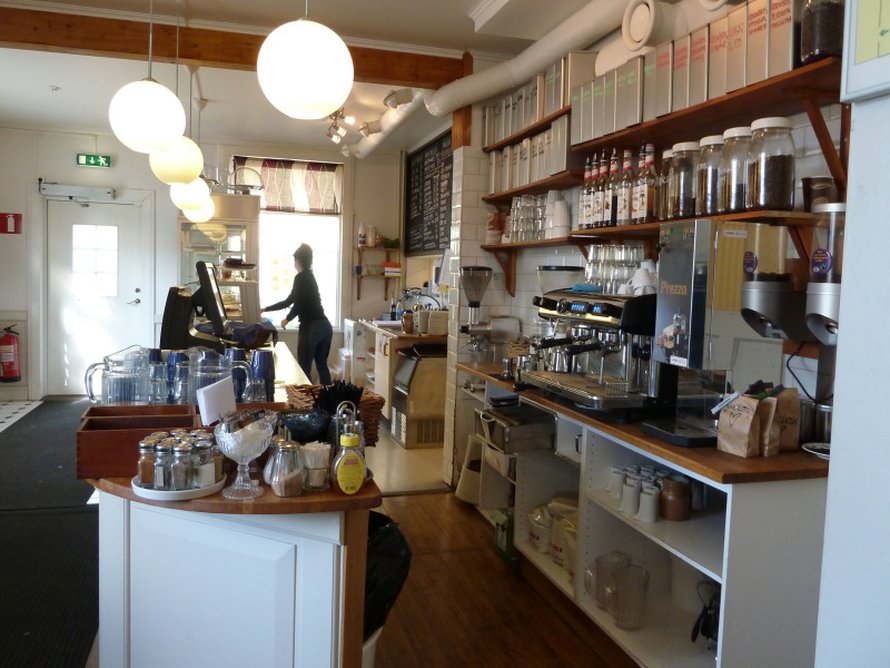 Cafe Safarissa saa Kiirunan parhaat erikoiskahvit ja leivonnaiset.