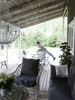 Katetun terassin sohvaryhmä ja ruokapöytä ovat ahkerassa käytössä. Katossa roikkuvan "kristallikruunun" Irina on tehnyt ruostumattomasta teräsverkosta ja -jousista.