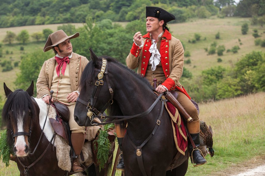 Töppö (Josh Gad) ja Gaston (Luke Evans). 