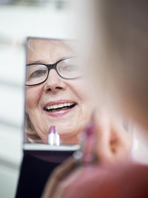 Hyvältä näyttää!   Nyt on taas   kiva  katsoa  itseään peilistä   ja sipaista vaikka   punaa huuliin.