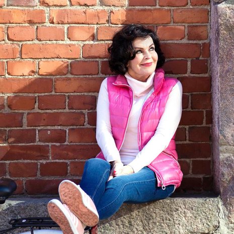 70-vuotias Paula Koivuniemi kuuluu niihin ihmisiin, joista paras ikä on se, jota juuri eletään. – En todellakaan tunne itseäni vanhaksi. Vielä jalka nousee ja korkokenkä kulkee, sanoi Paula ET Terveys -lehden haastattelussa kesällä 2017.