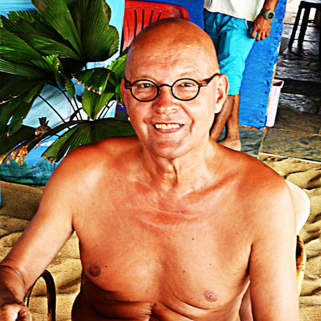 Harri syö joka päivä tutussa rantaravintolassa.