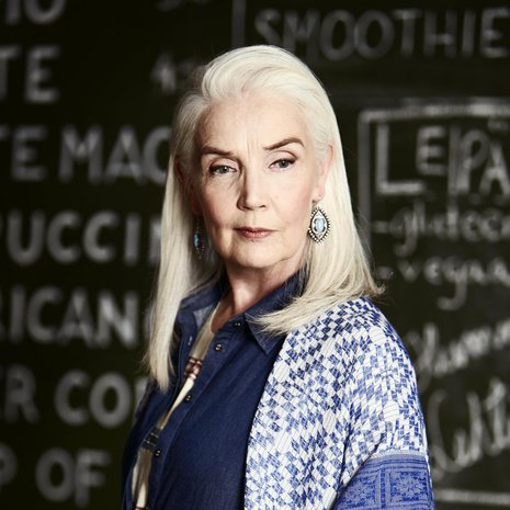 Mallimme Nora, 65, on eläkkeellä oleva lentoemäntä, joka aloittelee uutta uraa artesaanikeraamikkona. Farkkumekko 100 e, Part Two. Poncho 40 e, Esprit.