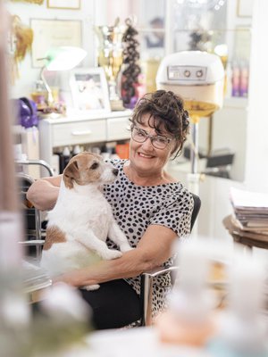 Annelin seurana töissä on aina  jackrusselin- terrieri Niki.