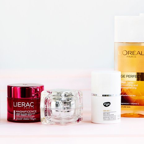 Ota täsmätuotteet avuksi: L’Oréalin yli 50-vuotiaiden seerumi lupaa nopeuttaa ihon uusiutumista. Age Perfect Cell Renaissance, 30 ml 40 e, päivittäis­tavarakaupat. Lieracin ikääntyvän ihon päivä- ja yövoide on ihoa kiinteyttävä. Magnificence Velvety Cream, 50 ml  75 e, apteekeista. V 10 -sarjan päivä- ja yövoide tekee kasvoista napakan tuntuiset. V 10 LX Advanced Lifting Cream Treatment, 30 ml 87 e, apteekeista. Green People Age Defy kuorii herkänkin ihon. Soft Buff Skin Exfoliator -kuorintavoide, 30 ml 37 e, Stockmann-tavaratalot. L’Oréalin Age Perfect -puhdistusemulsio ja Age Perfect -kasvovesi ovat raikaita ja hellävaraisia, 200 ml/pkt 7,20 e, päivittäistavarakaupat.