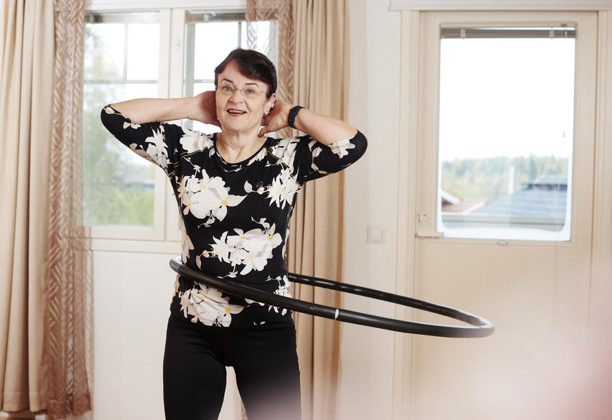 Hulavanteen pyörittäminen tekee vatsalle hyvää, kertoo Paula Kuntsi-Ruuska.