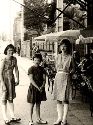 14-vuotias Helena Ahopelto odottaa Pariisissa hotelli Avenirin edustalla bussia. Kuvassa myös siskot Eliisa, 12, ja Marjatta, 9.