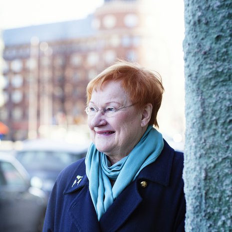 – Luottamustoimien hoitaminen vaatii matkustamista ja valvomistakin, ja siksi elämäntapojen pitää olla terveellisiä, että jaksaa, Tarja Halonen sanoo.