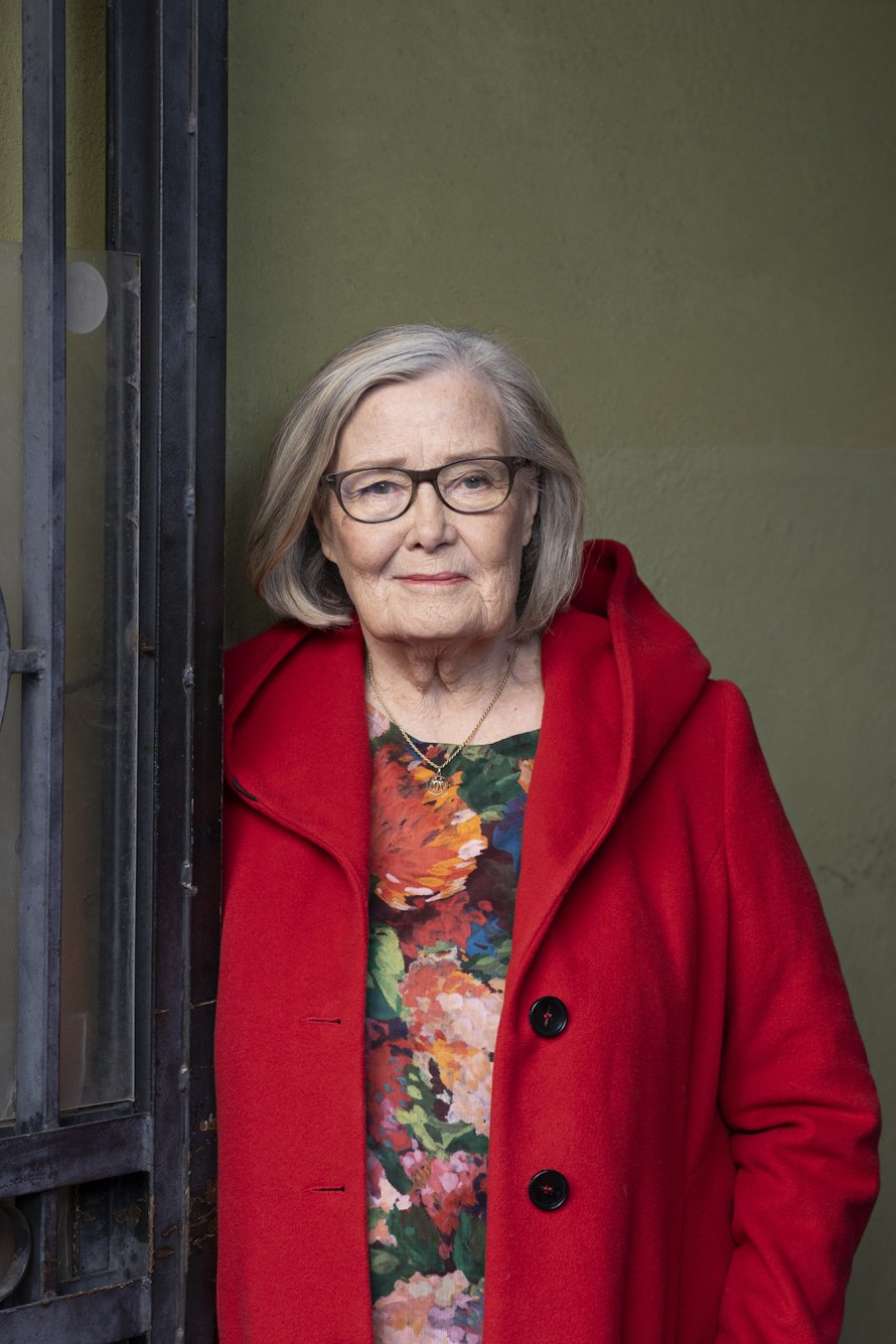 Eva-Riitta Siitonen seuraa uutisia, lukee ja tapaa ystäviään. Vähitellen päiviin on löytynyt oma rytmi.