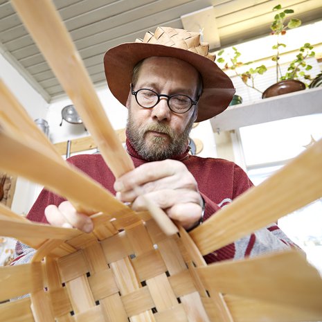 Erkki Ojala on tehnyt nelisenkymmentä pärekoria, mutta yhtään ei ole vielä liiennyt myyntiin.