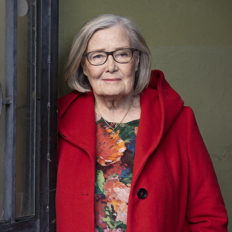 Eva-Riitta Siitonen seuraa uutisia, lukee ja tapaa ystäviään. Vähitellen päiviin on löytynyt oma rytmi.