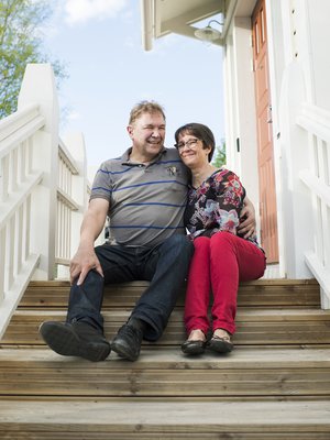 Puheliaat majatalonpitäjät. Pekka ja Marjatta uskovat, että kun ihmisille puhuu, saa kuulla mielenkiintoisia tarinoita. 