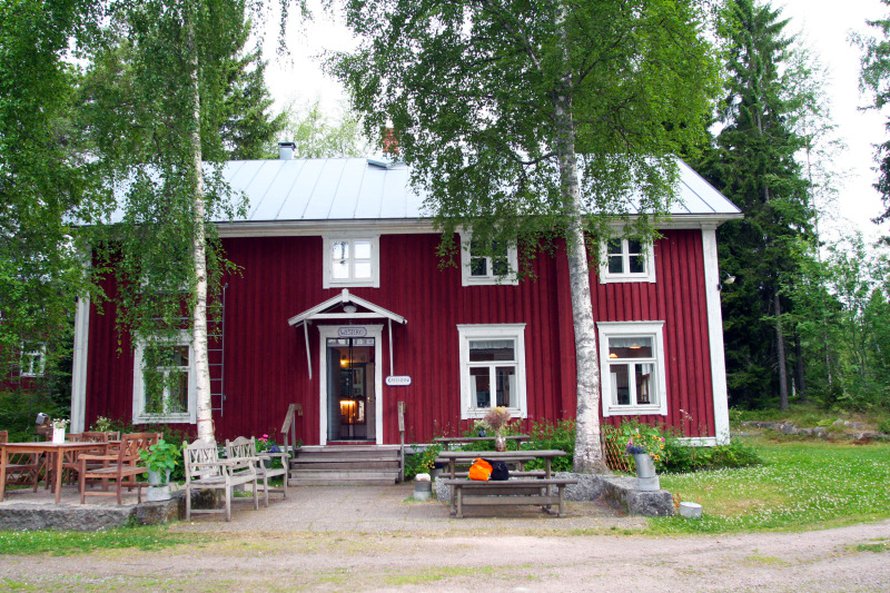 Vanhat 1800-luvulla rakennetut hirsitalot on siirretty t&auml;nne V&ouml;yrist&auml; ja Maksamaan kirkolta. Toisessa on majoitustilat, toisessa ravintola ja is&auml;nt&auml;v&auml;en koti.