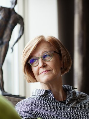 Päivi Hietanen, 62, on Lääkärilehden päätoimittaja, joka työskenteli HYKS:n syöpälääkärinä 1979–2003. Hän opettaa muille lääkäreille vuorovaikutustaitoja ja pitää yksityisvastaanottoa.
