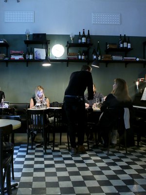 Viinibaari Tyge & Sessil on tähtikokki Niklas Ekstedtin uusi aluevaltaus Östermalmilla.