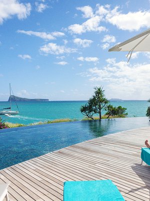 Oaradise Cove -hotellin uima-altaalta on rentouttava näköala Intian valtamerelle.