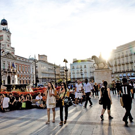 Puerta del Sol on ­Madridin kuhiseva keskus­aukio. Siltä avautuvat vilkkaimmat ostoskadut.