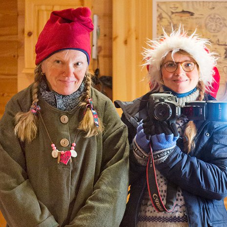 ET-lehden toimittaja Reija Ypyä ja kuvaaja Karoliina Paatos ns. valeasuissaan.