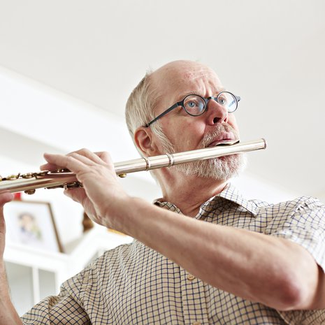 Kauko Mäkinen on syntynyt Kuusankoskella 1952 ja asuu Imatralla. Hän työskentelee psykologian lehtorina ja harrastaa huilunsoittoa. 