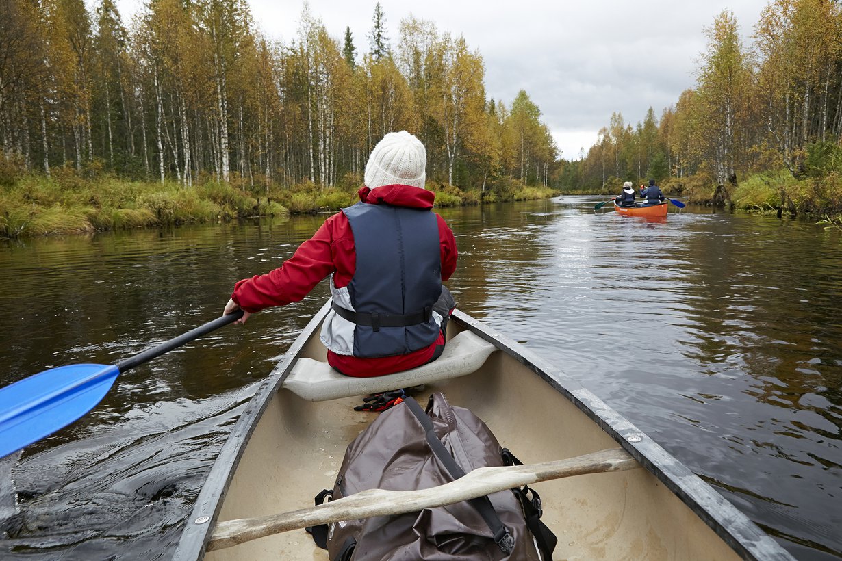 Joki tuntuu aloittelijasta yllättävän kapealta.