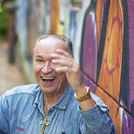 Kun viihteen monitoimimies Ilkka Vainiolla nuorena meni turhan lujaa, rikoskomisario Osku Karjalaisen sanat jäivät mieleen. – Osku oli kuullut, että olin tehnyt hauskoja runoja, vähän niin kuin räppejä. Osku sanoi, että ei sun kannata tehdä rötöshommia, tee näitä tekstejä mieluummin. Se kannusti minua jatkamaan kirjoittamista, Ilkka sanoo.