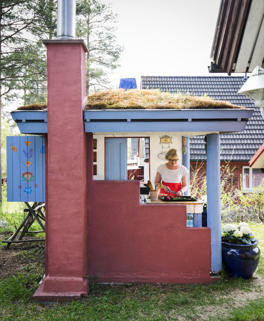 Keittiön puuosien sininen väri on Lean sekoittama. Betoniosien punertava sävy taas tuo mieleen Italian, joka on yksi Lean ja Eeron lempimaista.