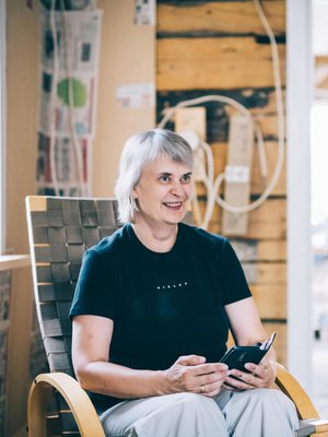 ”Kun suunnittelen menoni, en tingi oikeastaan mistään. Voin harrastaa kaikenlaista, tehdä omia käsitöitäni, rakentaa mökkiä, kuopia puutarhaa ja kutsua ystäviä kylään”, Margit Mannila kertoo.