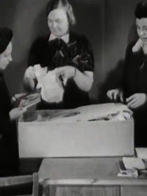 Tässä tutkitaan äitiyspakkausta vuonna 1948. Kuva: <span class="photographer">Ylen Elävä arkisto. </span>