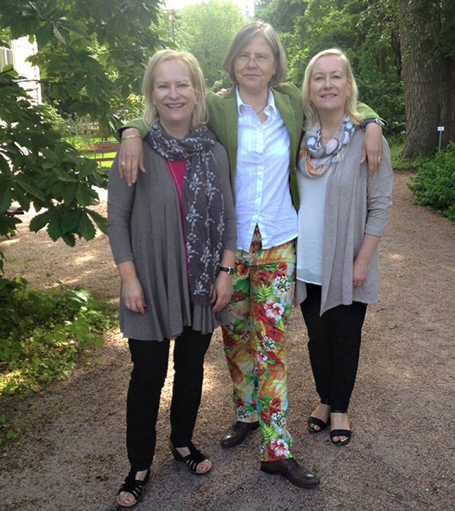K&auml;sikirjoittajat Sinikka ja Tiina Nopola v&auml;liss&auml;&auml;n ohjaaja Taru M&auml;kel&auml; elokuvan lehdist&ouml;tilaisuudessa.