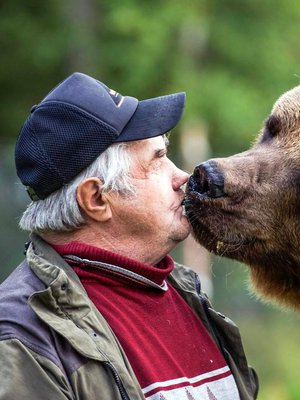 Juuso-karhu tykkää suukotella isäntäänsä. 