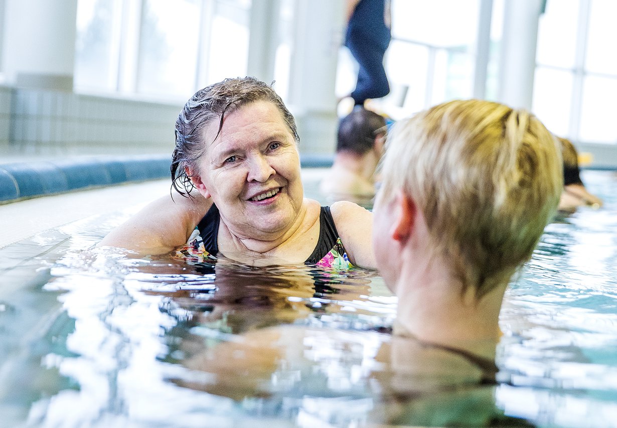 Sylvi Reinikainen (s. 1948) asuu Vihdin Nummelassa. Sylvi rakastaa vettä, koska se saa hänet tuntemaan itsensä kevyeksi. Uimahallissa apuna on fysioterapeutti.