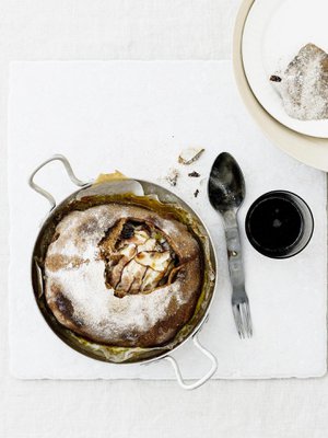 Taikinakuoren uumeniin ripotellut riisin jyvät imevät kukon täytteestä nestettä.