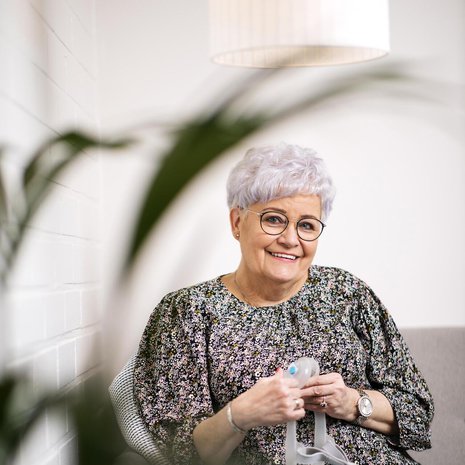 Maskin pukeminen on Sirpa Jalosen jokailtainen rituaali.