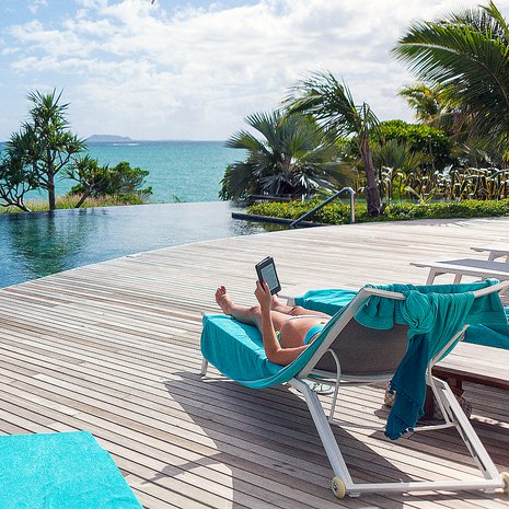 Oaradise Cove -hotellin uima-altaalta on rentouttava näköala Intian valtamerelle.