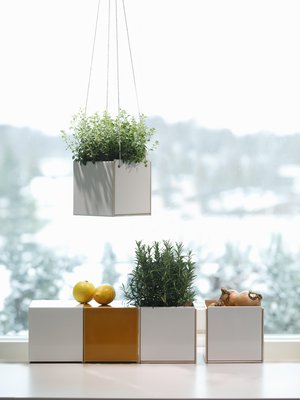 Kumolleen kaadettuna kotelo toimii alustana vaikka pöytäkynttilälle.