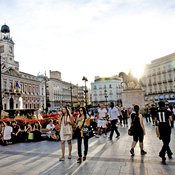 Puerta del Sol on Madridin kuhiseva keskusaukio. Siltä avautuvat vilkkaimmat ostoskadut.
