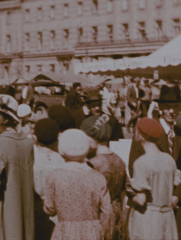 Kalakauppaa Helsingin Kauppatorilla vuonna 1936. Stillkuva filmistä Helsingfors, Finland 1936 / Museoviraston Kuvakokoelmat