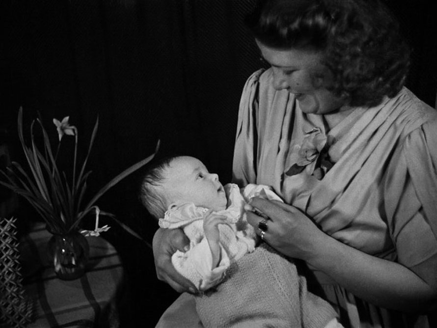 Äiti ja vauva, 1940-luku. Kuva: <span class="photographer">Väinö Kannisto / Helsingin kaupunginmuseo</span>