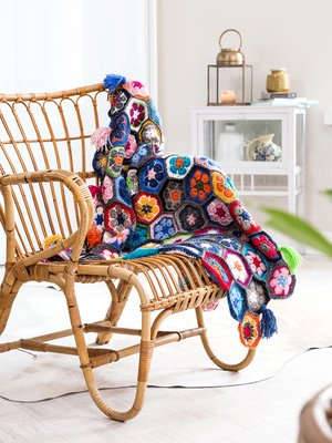 Kuvan huovan palasissa on 5 virkkauskerrosta. Ylä- ja alareunan koristeena on hapsutupsut täyttämässä kuvioiden välistä aukkoa. Ne on tehty 20 langalla hevosenhäntä-solmulla.