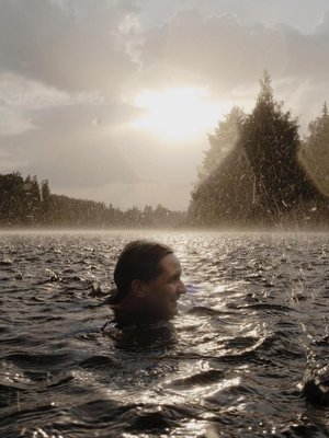 22.6. Keskinenjärvi, Pirkkala Myrskyn jälkeen ”Pikkuserkkuni mökki on lähellä Pirkka lan lentokenttää. Sopiviin aikoihin uidessa järvestä pääsee katselemaan nousevien tai laskevien koneiden vatsapuolta. Tällä kertaa taivas ei täyttynyt suihkukoneesta vaan yllättävästä ukkoskuurosta. Sen väistyttyä uidessani vettä tuli vielä hetken täysillä ja aurinko pilkahteli.”