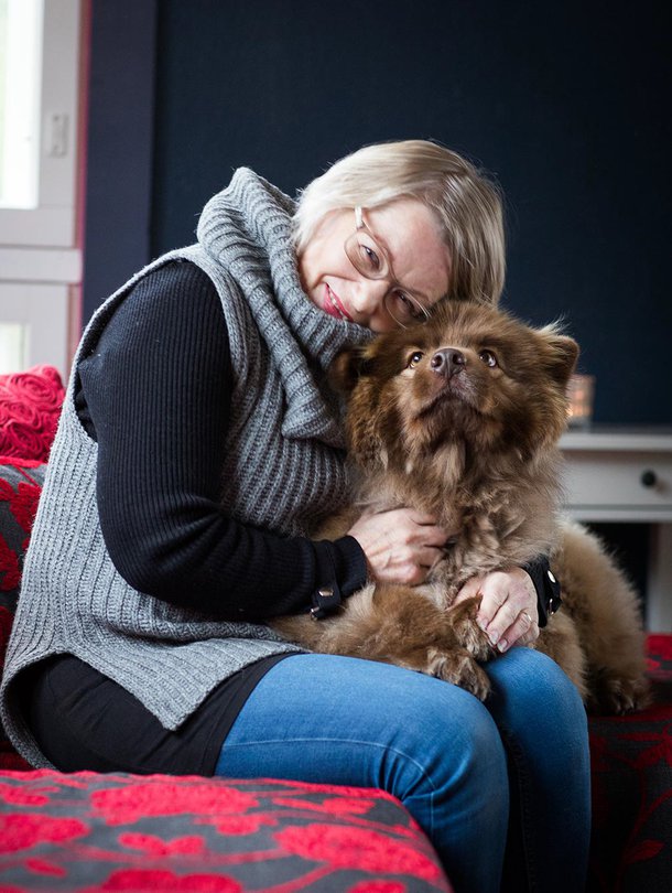 Helena on testien mukaan lievästi allerginen koirille, mutta tyttärensä lemmikkiä hän voi halata. – Rönnin turkki on niin paksu, ettei hilse puske läpi.