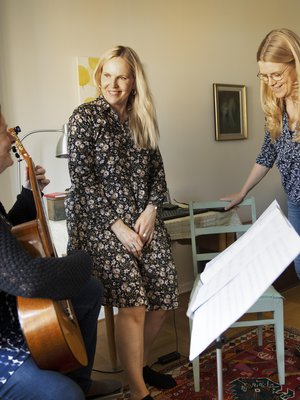 Yhteisössä aletaan pitää salonkeja eli kutsua ihmisiä teemallisiin illanviettoihin. Ulla harjoittelee marraskuussa pidettävään kitara-salonkiin. Eriikka, Mervi ja Päivi