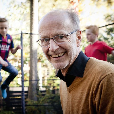 Jaakko Valvanne ulkoilee usein tyttärenpoikiensa Aarnen ja Einarin kanssa.